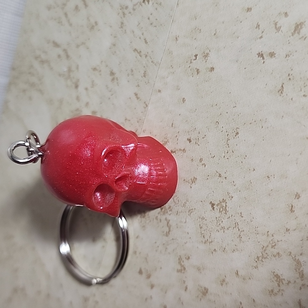 Skull Keychain ( red) - Picture 2 of 3